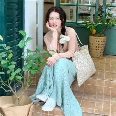 使用下方 20 个影片名，按顺序一一对应，不要改动片名文字，只根据片名和括号内类型提示来虚构全新的故事内容： 本草药王粤语 传话人 天国的阶梯 类人猿行动 毒玫瑰 谎颜 俾礼物定要恶作剧 狮子今夜入睡 君农 重装救援：全境猎杀 终极天堂 七大罪：默示录的四骑士 广岛之恋国语 搞错人（原声版） 风流海军 最后一个平安夜 海洋传奇 国界彼方 宠物店的日子 高卢英雄：诸神领域
